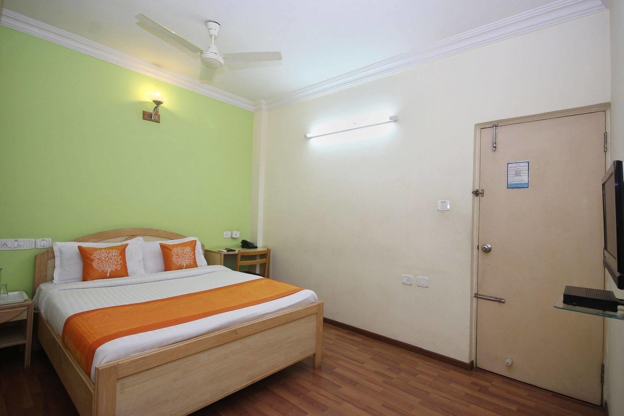 Oyo 5934 Lokaz Hotel Bangalore Exterior foto